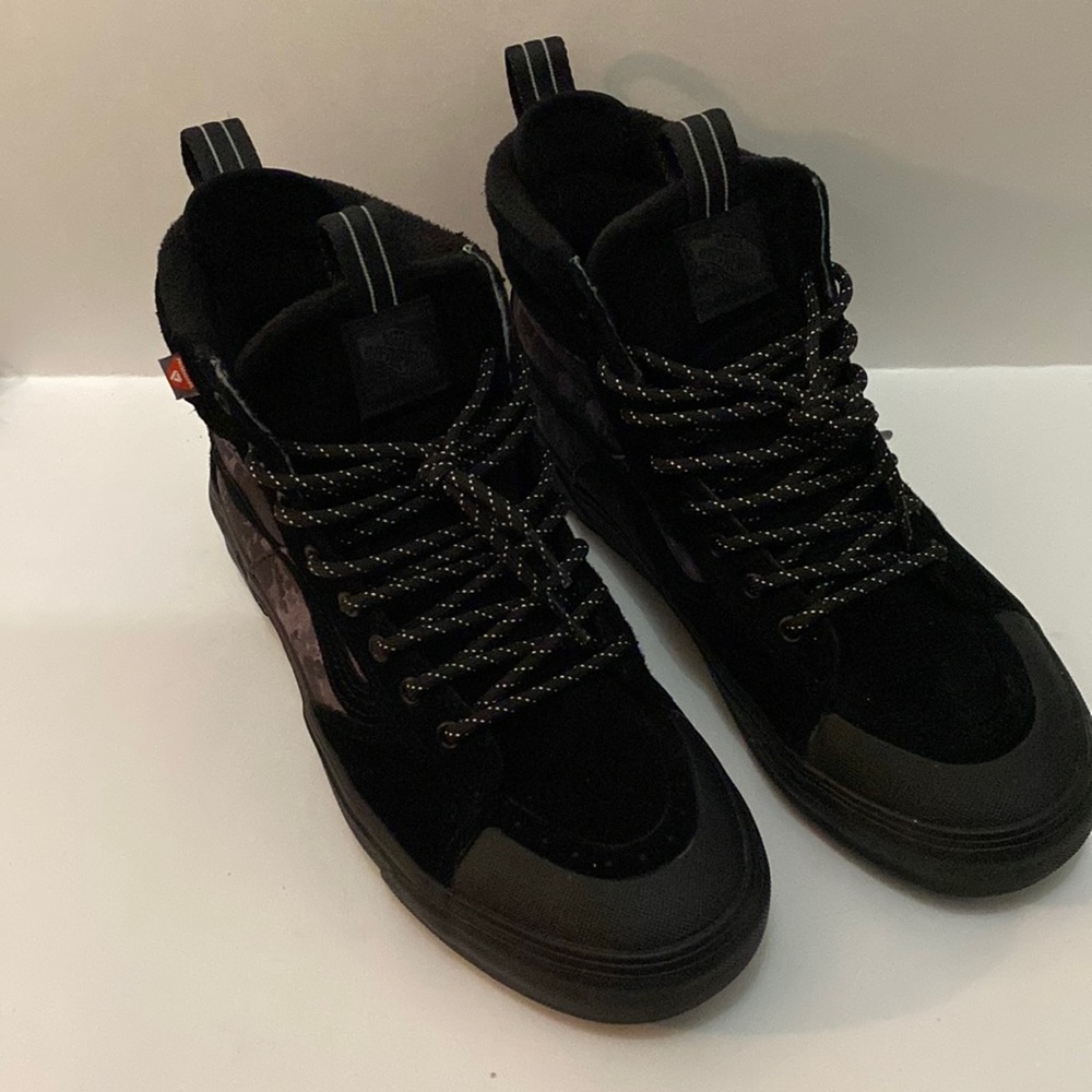 Vans -primaloft black suede/camo size 9.5